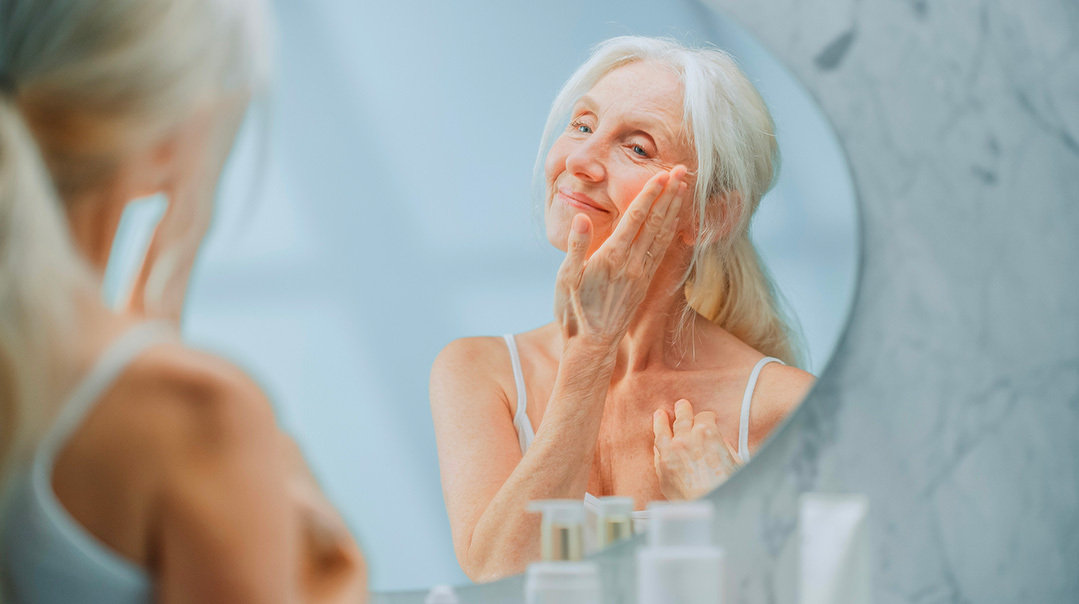 La skincare a 60 anni: come prendersi cura del viso - Estetica Elixir