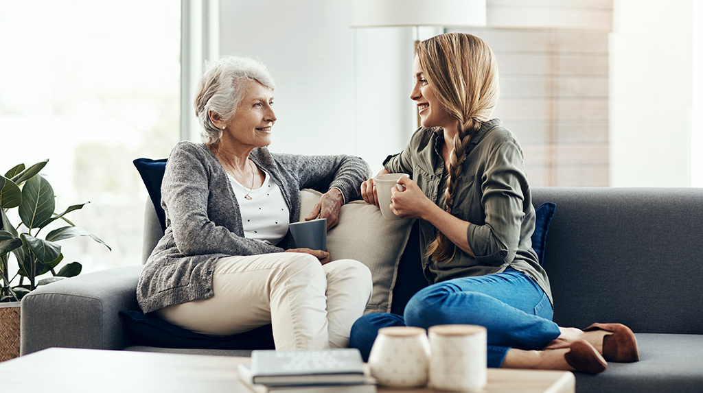 madre e figlia sedute sul divano a parlare di menopausa